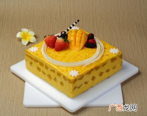 生日蛋糕一块多少卡路里,吃100克蛋糕相当于多少饭？