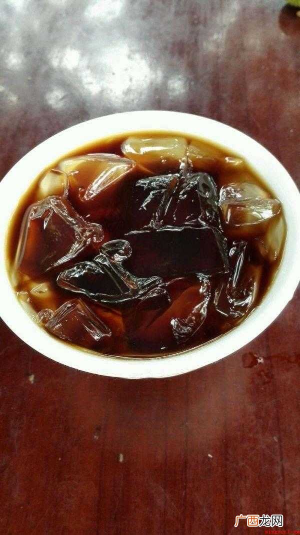 水和香薄荷一起煮。(薄荷不必煮很久或是煮好之后用外盖蒙上,会 凉粉的薄荷水怎么做