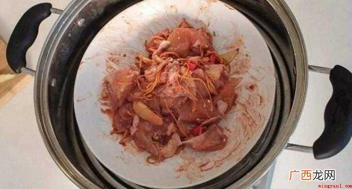 蒸鸡是淮扬风味菜,是夏季菜,家庭生产非常方便,鸡胸肉,腿肉鲜 清蒸鸡怎么做