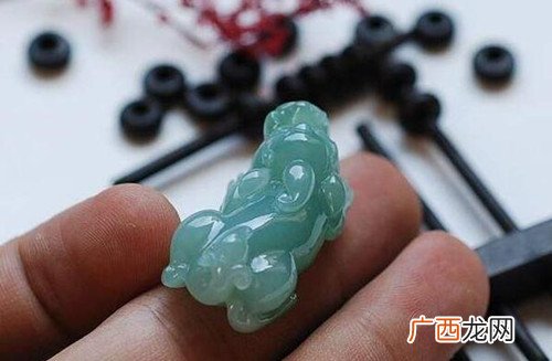 翡翠貔貅的寓意是什么,朱砂貔貅的寓意及象征？