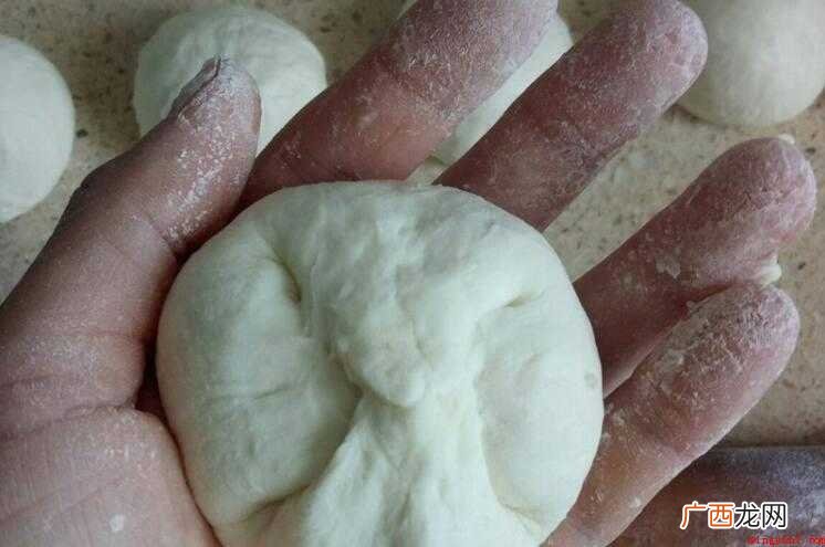 擀面皮的做法_菜谱大全 肉合饼怎么做好吃
