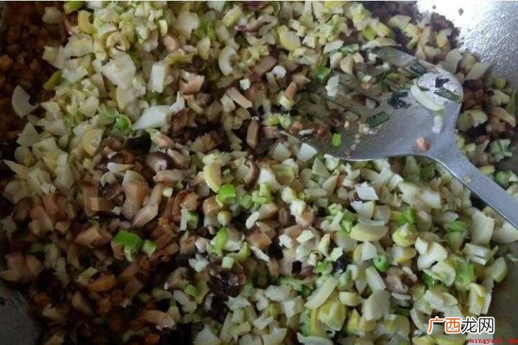 擀面皮的做法_菜谱大全 肉合饼怎么做好吃