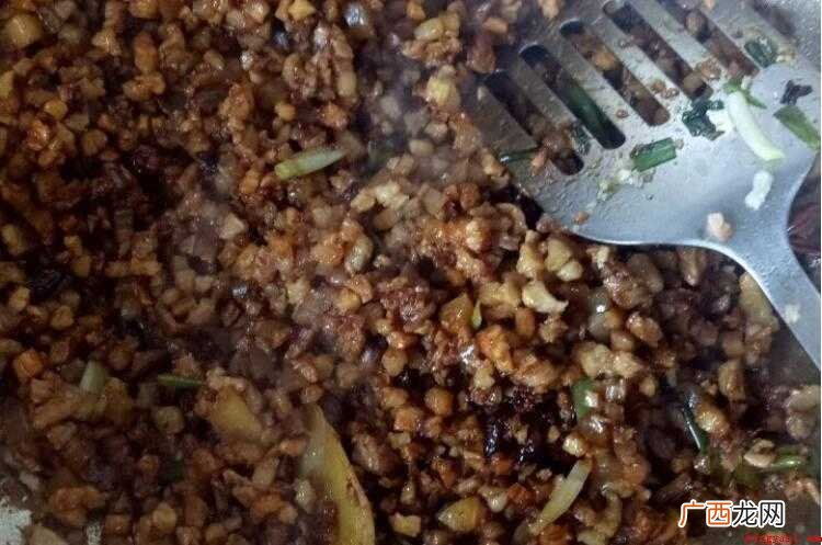 擀面皮的做法_菜谱大全 肉合饼怎么做好吃