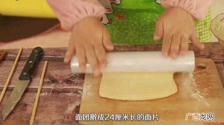 面团和黄油要步调一致,用三擀三折的方法 面包如何做