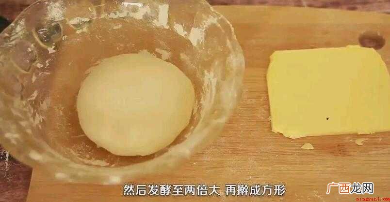 面团和黄油要步调一致,用三擀三折的方法 面包如何做