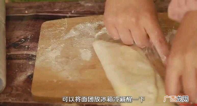 面团和黄油要步调一致,用三擀三折的方法 面包如何做