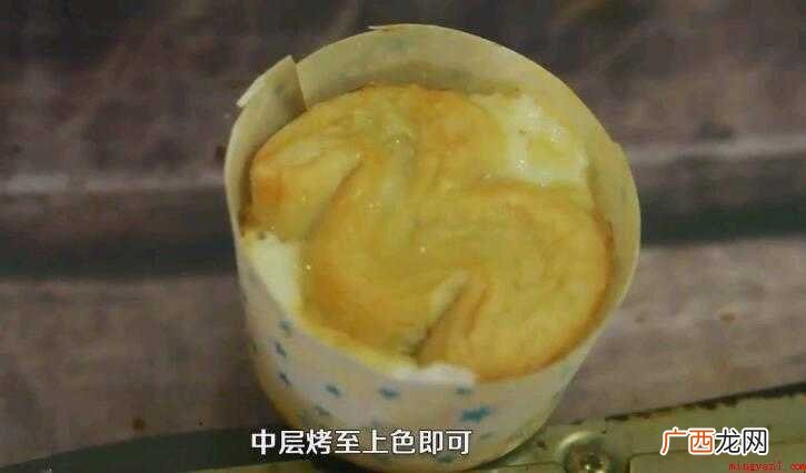 面团和黄油要步调一致,用三擀三折的方法 面包如何做