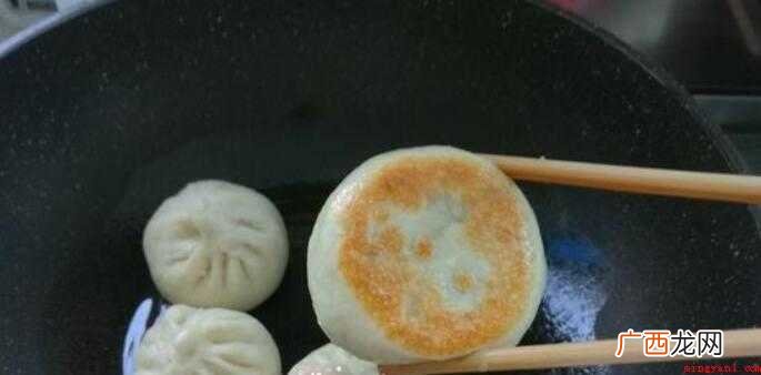剩包子4个,生鸡蛋2个,小香葱2根,黑芝麻粉 剩包子怎么做好吃法