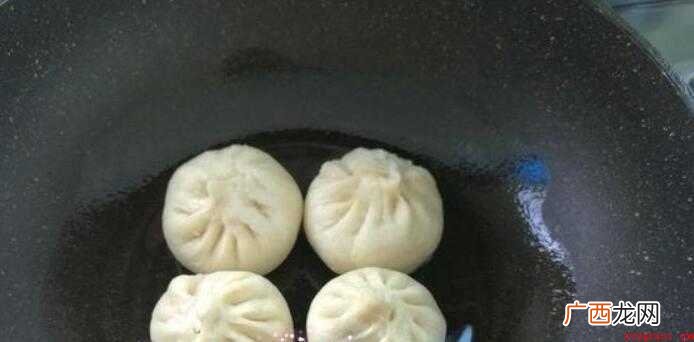 剩包子4个,生鸡蛋2个,小香葱2根,黑芝麻粉 剩包子怎么做好吃法
