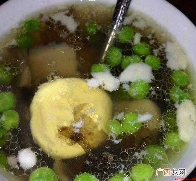 素餐干豌豆汤主料:干的扁豆400克、薏仁米75克、红萝卜3根 干的白豌豆怎么做好吃