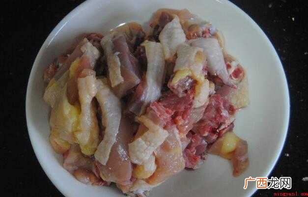 沙贝焖鸡原料:鸡半,沙贝1斤,酱油10克,九层塔少一点 沙贝怎么做好吃
