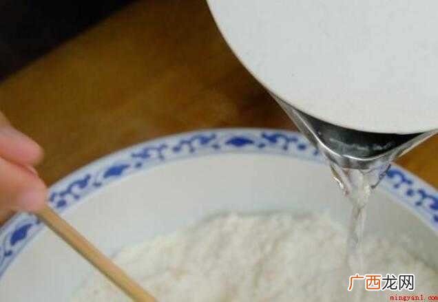 小麦面粉、白糖、老红糖为原材料制做的特点 糖高怎么做法