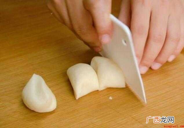 小麦面粉、白糖、老红糖为原材料制做的特点 糖高怎么做法