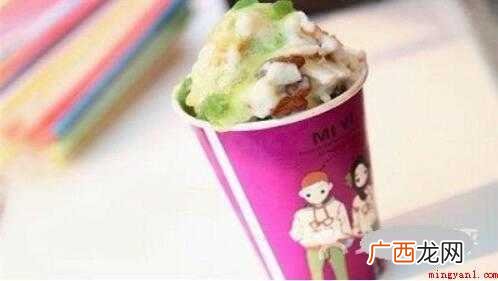 抹茶味炒奶果食物:新鲜草莓苗2个、牛奶一杯、葡萄干6粒、可可 炒奶果怎么做