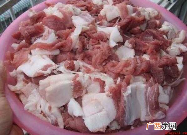 家里有料理机的话,直接将切好的猪肉放到清水里面 肉肠怎么做