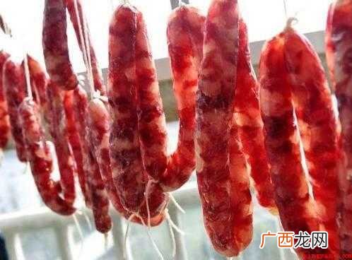 家里有料理机的话,直接将切好的猪肉放到清水里面 肉肠怎么做