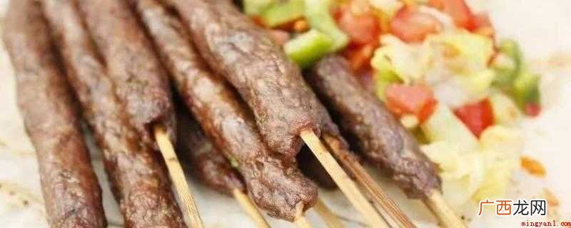 家里有料理机的话,直接将切好的猪肉放到清水里面 肉肠怎么做