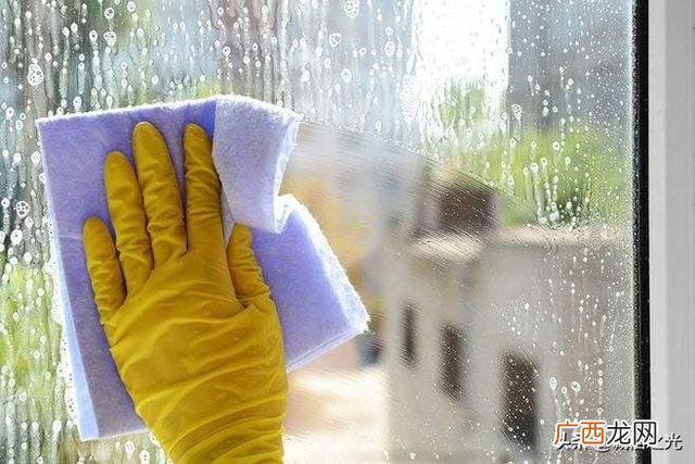 擦玻璃用什么擦最干净,用什么擦玻璃最好擦得干净？