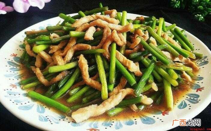 鸡脚苦瓜瘦肉汤,快速炒瘦肉,变色后上菜备用 瘦肉怎么做好吃