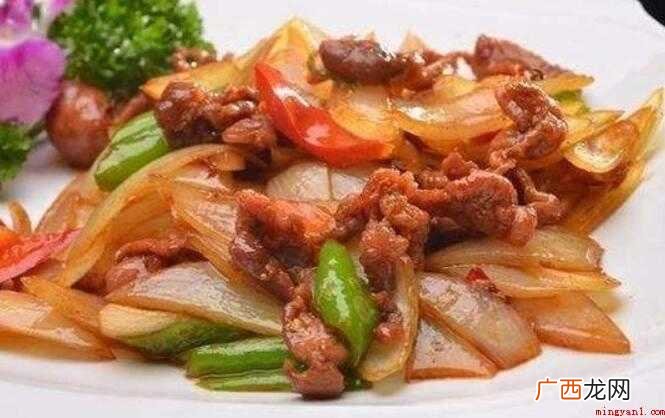 鸡脚苦瓜瘦肉汤,快速炒瘦肉,变色后上菜备用 瘦肉怎么做好吃