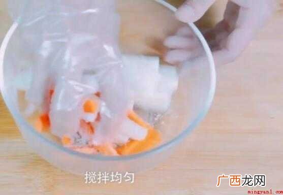 白醋20ml、盐10g、胡萝卜一根、干辣椒 泡萝卜怎么做