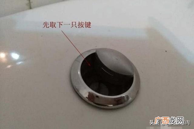 坐便盖怎么拆卸,如何取下带连接的坐便水箱盖？