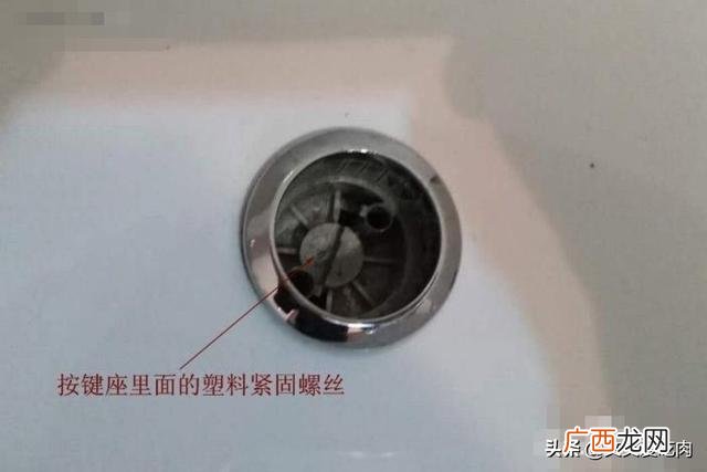 坐便盖怎么拆卸,如何取下带连接的坐便水箱盖？
