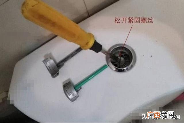 坐便盖怎么拆卸,如何取下带连接的坐便水箱盖？