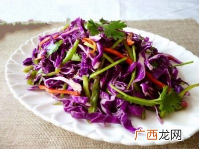 紫甘蓝怎么凉拌好吃,紫甘蓝焯水凉拌做法？