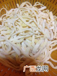 一根手工长寿面的做法,如何做腊味手工面？