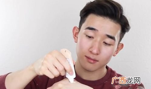 求男士粉底液的用法,我是男生,皮肤不太好,是用BB霜还是粉底液呀,或者其它的化妆品？