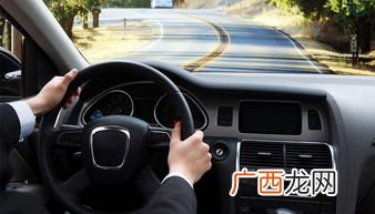 车子怎么熄火,人在车里熄火了可以锁车吗？