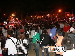 万人空巷什么意思,万人空巷和车水马龙的区别？