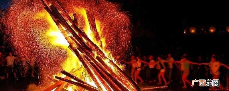 火把节的关键主题活动有斗狗、斗鸡、赛马会、摔倒、歌舞团演出、 火把节是哪个民族