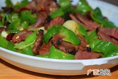 腊肉怎么炒好吃又简单,腊肉怎么炒好吃又简单辣椒炒肉？