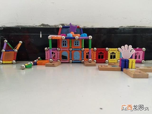 跳房子怎么画,画房子树和人的心理游戏，我画的能表示什么么？