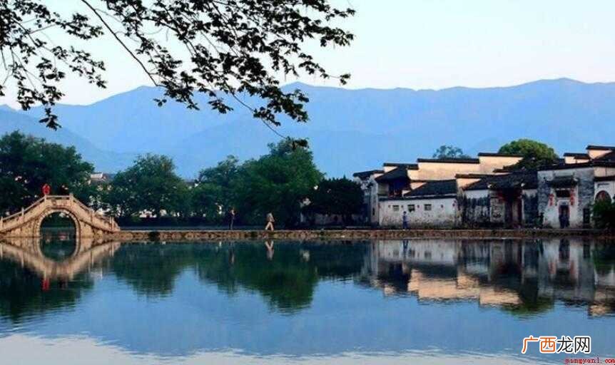 蝮蛇躲在树上袭击小鸟几乎百发百中。那么几乎的反义词是什么