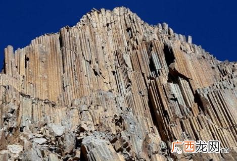 节理和断层的区别,断层与节理、岩溶与土洞、滑坡各有何不同？