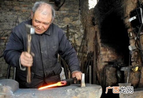 趁热打铁的含义何在,借机与趁机的区别？
