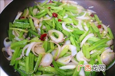芹菜炒多久能熟,芹菜炒肉丝炒多久？