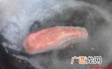 牛肉洗净,切块状;放进开水锅焯烫捞出洗净 牛外脊肉适合怎么吃