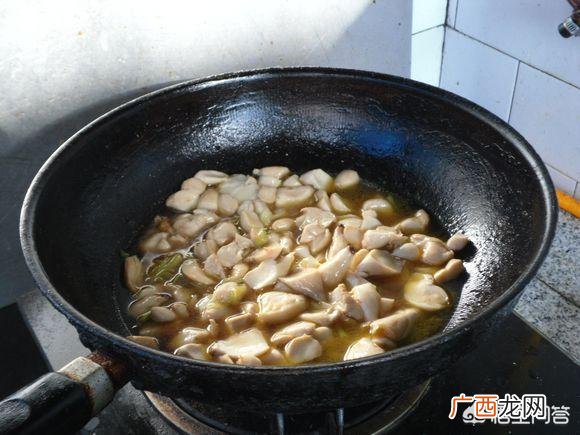 青椒素炒杏鲍菇,杏鲍菇能直接炒吗？