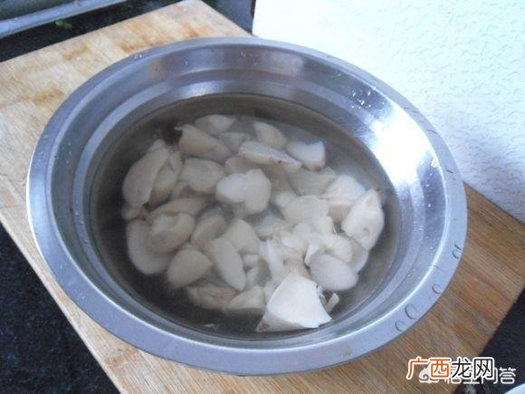 青椒素炒杏鲍菇,杏鲍菇能直接炒吗？