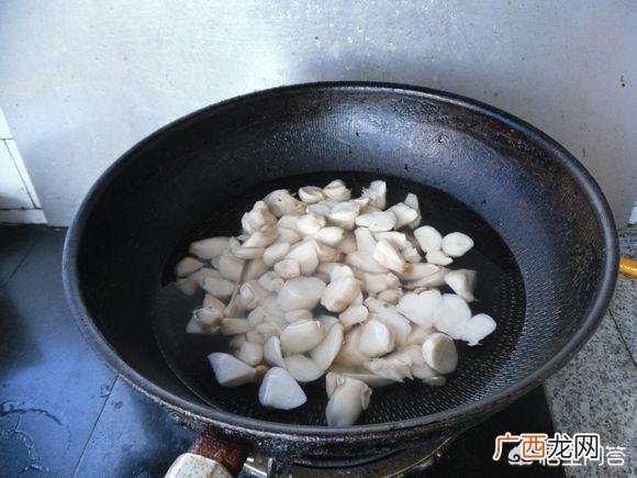青椒素炒杏鲍菇,杏鲍菇能直接炒吗？