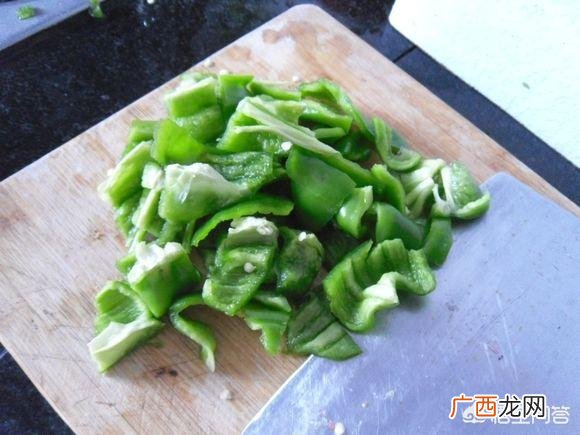 青椒素炒杏鲍菇,杏鲍菇能直接炒吗？