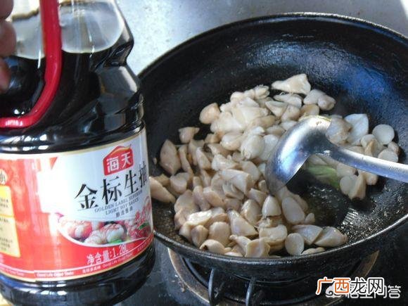 青椒素炒杏鲍菇,杏鲍菇能直接炒吗？