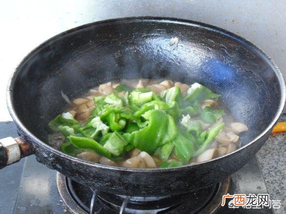 青椒素炒杏鲍菇,杏鲍菇能直接炒吗？