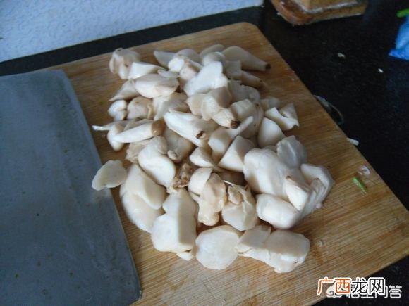 青椒素炒杏鲍菇,杏鲍菇能直接炒吗？
