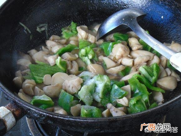 青椒素炒杏鲍菇,杏鲍菇能直接炒吗？