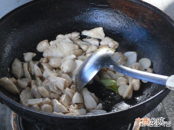 青椒素炒杏鲍菇,杏鲍菇能直接炒吗？